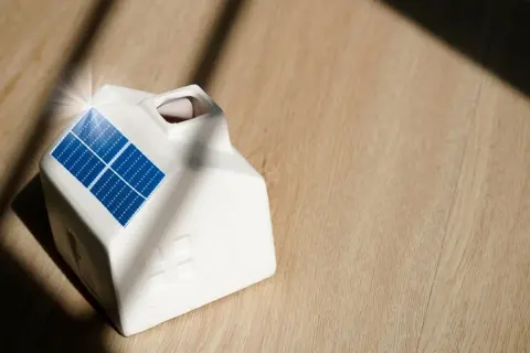 自宅の太陽光パネル、いざ寿命が来て捨てる時には「数十万円」の撤去費用を全額自腹で払わされるって本当？『再資源化推進法案』について解説！