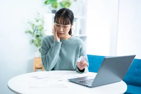 今年“夏ボーナス50万円”の夫から「全額NISAに入れる」と相談が！ これまで貯金に回してたのに、突然「全額投資」は不安です…元本割れもありますし、せめて“分散させるべき”ですよね？