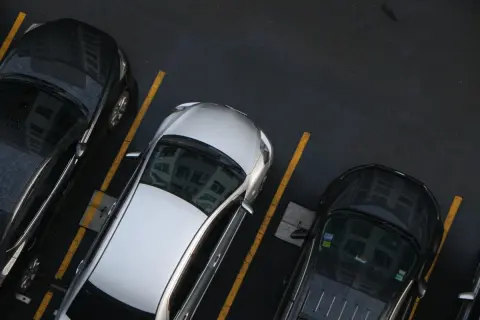 マンションの来客用駐車場に車をとめていたら、管理会社から「無断利用として3万円の罰金請求書」が届きました…「来客用」なのに「来客」が使ってダメなんですか？