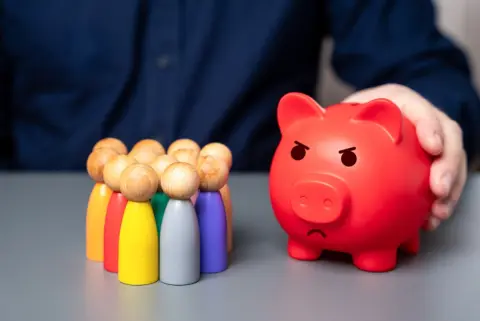 手取り「25万円」の息子は、35歳になっても貯金が「50万円」ほど…。親としては自分の老後より本人の将来が心配ですが、同年代の人たちはどれくらい貯金してるんでしょうか？