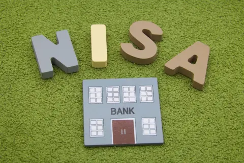 夫が「タンス預金300万円」を夫婦で「150万円ずつNISAに入れよう」と言います。“節税になる”とのことですが、これって「脱税」になりませんか？ 課税口座でかかる税金も確認