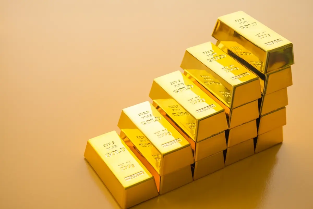 父から「現金300万円」を相続！ 投資は怖いので“預金のまま”の予定が、夫に「金（ゴールド）に代えたほうがいい」と言われました。預金より“資産価値が落ちにくい”のでしょうか？ リスクも確認