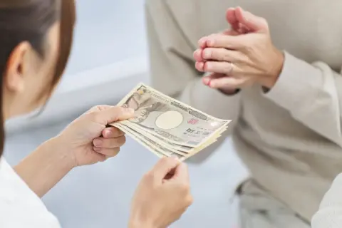 新卒の息子が「入社2ヶ月」で退職！「お金ないから月5万円援助して」と言いますが、余裕がありません。「失業保険」もあるでしょうし“甘やかさない”ほうがいいですよね？ 援助すべきかのポイントとは