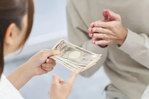 高校生の娘に「月5000円じゃ足りない！ 東京の友達は“1万円”だよ」と言われ困惑…。もしかして都市部と地方では、お小遣いにも「地域差」があるのでしょうか？ 高校生のリアルな“お小遣い相場”とは？