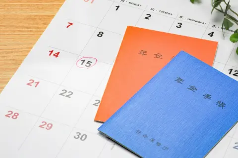 先月「65歳」になった母は、年金の手続きを何もしていないそうです。「誕生日を過ぎたら自動で振り込まれる」と言っていますが、本当に大丈夫なのでしょうか？