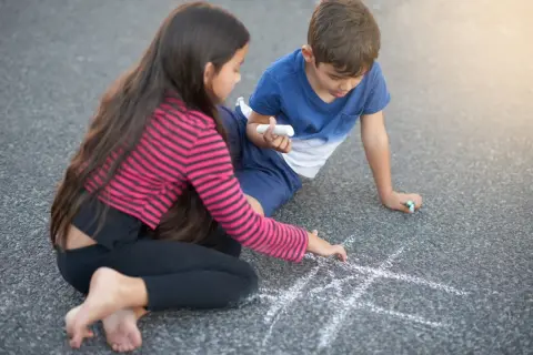 隣人の子どもの“道路遊び”に車を出すのも冷や汗…。もう我慢の限界です！ 警察に通報したら、親に「罰金」を科してやめさせることはできるんでしょうか？近隣トラブルを防ぐ“正しい対処法”を確認！