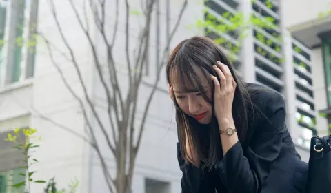転職すると「生涯年収が3000万円」下がると聞きました。今年新卒入社して、そろそろ辞めたいと思っていますが、考え直すべきでしょうか？早期離職が不利にならないか心配です。