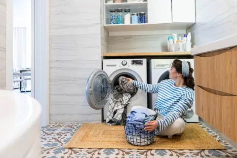 洗濯物が乾かず“浴室乾燥機”を「約6時間」使用。妻に“毎回これをやったら電気代が大変”と言われましたが、そんなに変わるのでしょか…？安く抑えるコツを紹介！