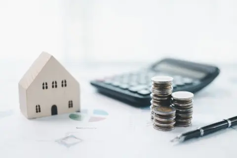 もう築6年なのに、「固定資産税13万円」が“1円”も下がりません。物価高で生活が苦しいのに、ずっとこの税金を払い続けるしかないのでしょうか？見直し依頼はできないのでしょうか？