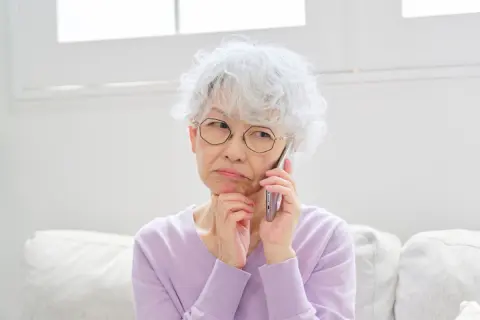 70代の母に「老人ホームの入居権を譲ってほしい」と電話があったそうです。本人は「使わないなら譲ってもいい」と言っていますが、応じても大丈夫なのでしょうか？ 詐欺の手口を確認