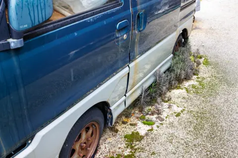 沖縄に「海の見える家」を安く買ったつもりが、毎年の“塩害”で家電や車がサビだらけに…！ 修繕費で貯金が吹き飛ぶ「リゾート移住の落とし穴」とは？