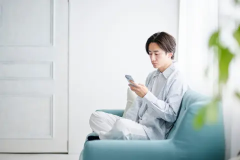社会人2年目の息子に、今も毎月「3万円」を援助しています。本人は貯金できていないようですが、親が仕送りを続けるのは“甘やかし”になるでしょうか？