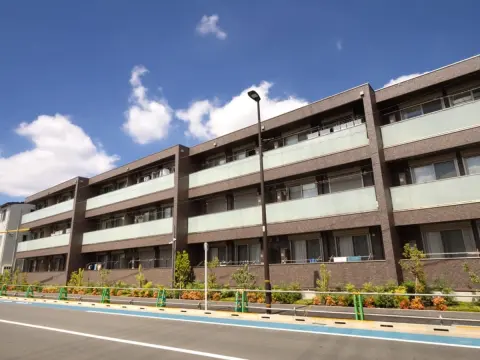 知り合いの家族は夫が高給取りなのに、妻と子どもだけで都営住宅に入居していると聞きました。「別居」であれば安く住めるというのは本当ですか？