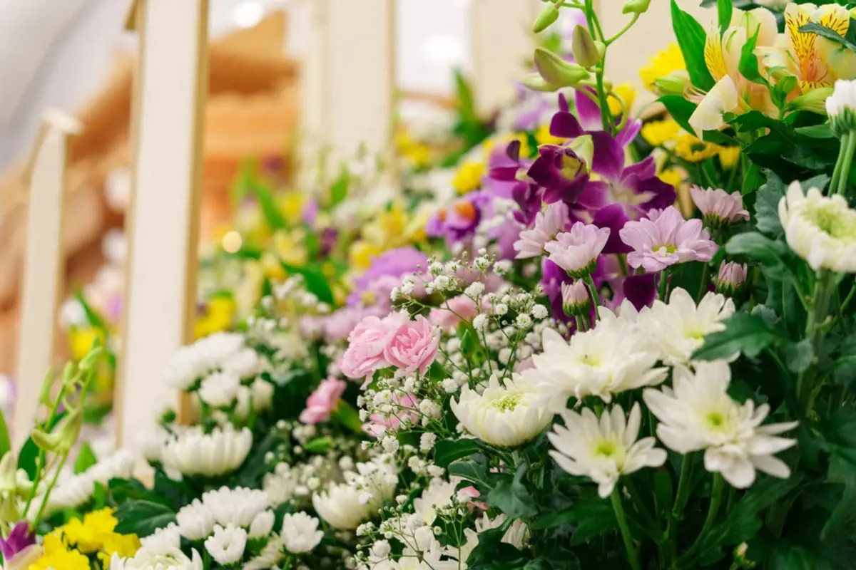 友人の葬儀が「家族葬だから」と“参加不可”！ 親しかったので「せめて供花を」と思うのですが“迷惑になる”でしょうか？ 家族葬に気持ちを伝える方法と“注意点”を解説