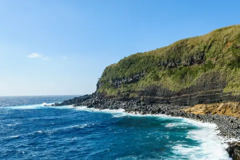 自然を求めて「東京の島（八丈島）」へ移住！ 家賃は安くても“ネット通販の送料”が高いって本当!? “ガソリン代”や“医療費”についても解説！