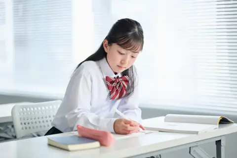 高校無償化で「年11万8800円」が“自動でタダになる”と思ってたら、「申請が必要」と知り焦り…！ 申請書など何も“もらってない”のに、どうすれば良いですか？ 申請方法と注意点を確認