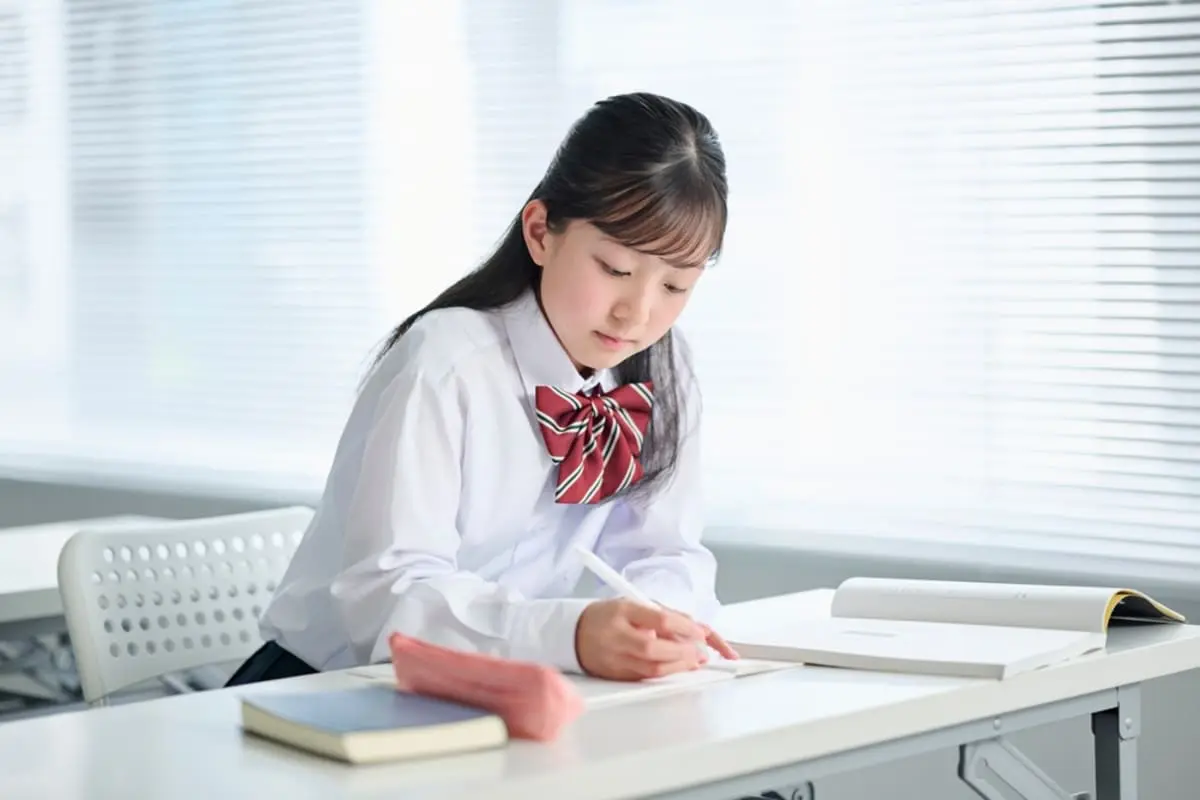 高校無償化で「年11万8800円」が“自動でタダになる”と思ってたら、「申請が必要」と知り焦り…！ 申請書など何も“もらってない”のに、どうすれば良いですか？ 申請方法と注意点を確認