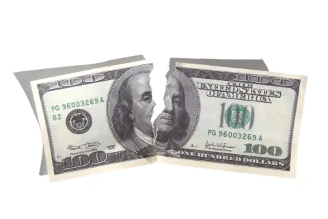 ポケットに「千円札」を入れていたのを忘れて洗濯してしまった…！ 半分ほど破れていても、現金として使えるのでしょうか？