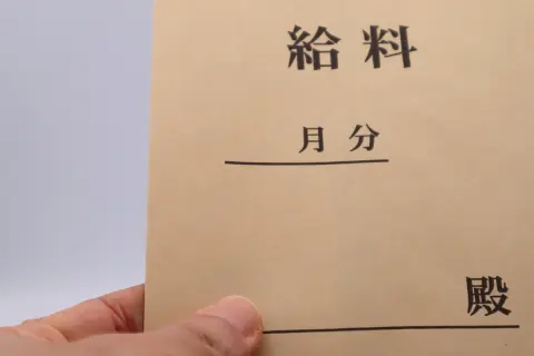 久しぶりに会った友人に「40歳でその給料？」と馬鹿にされました…。ボーナス込みで「年収525万円」は“底辺”なのでしょうか？