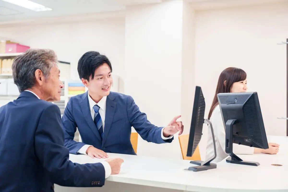 窓口で「定期預金」を勧められ困惑…。今の時代は“NISA”一択だと思うのですが、誰の言葉を信じればいいの!? 金利が同じならNISAに回すのが正解って本当？