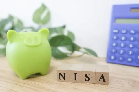 貯金「300万円」の会社員です。友人に「NISAで“オルカン”を買えば老後は安心」と言われましたが、初心者がいきなり貯金の半分を投資に回すのは危険でしょうか？ 確認したいリスクを解説