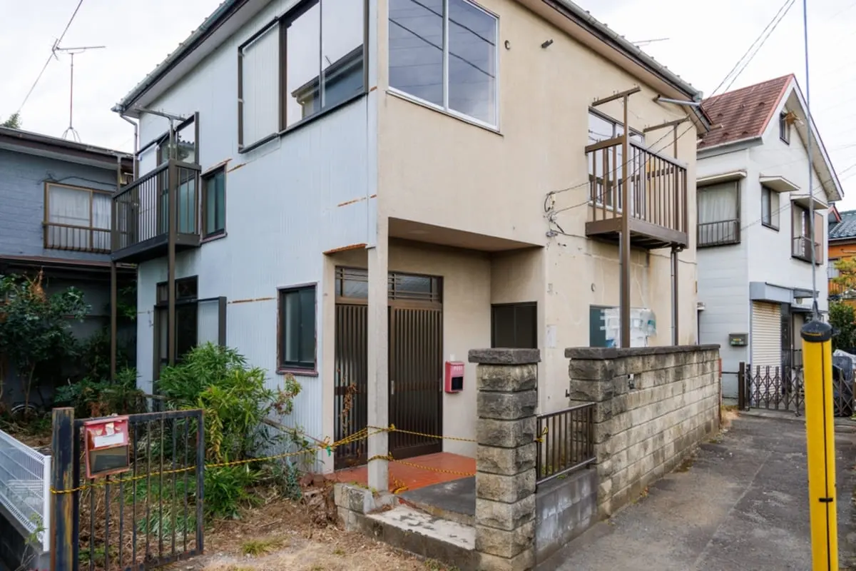 母が施設に入り“空き家”になった実家。固定資産税だけで年間「12万円」かかっています…。兄は「そのままでいい」と言いますが、本当に持ち続けるべきでしょうか？