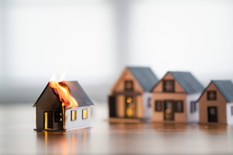 親が“老人ホーム”に入り、実家が「空き家」に…火災保険料「年3万円」のはずが、更新時「3倍の年9万円です」と言われショック！ 空き家とバレなければ“安いまま”ですか？ FPがリスクを解説