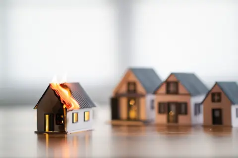 親が“老人ホーム”に入り、実家が「空き家」に…火災保険料「年3万円」のはずが、更新時「3倍の年9万円です」と言われショック！ 空き家とバレなければ“安いまま”ですか？ FPがリスクを解説