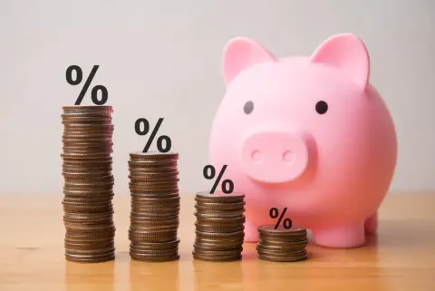 結婚式で再会した同年代の友人は、管理職になって年収が「800万円」を超えたそうです！ 私は40代で年収「600万円」ですが、平均と比べると少ないのでしょうか…？