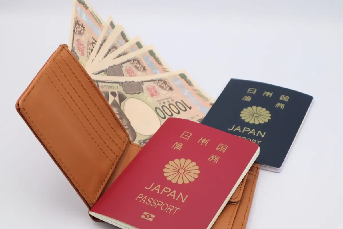 7月以降にパスポートを申請すると「2000円」も“お得”になると聞きました！夏休みに旅行を計画しているのですが、待つべきでしょうか？それとも現行制度で申請すべきでしょうか？間に合うか心配です…