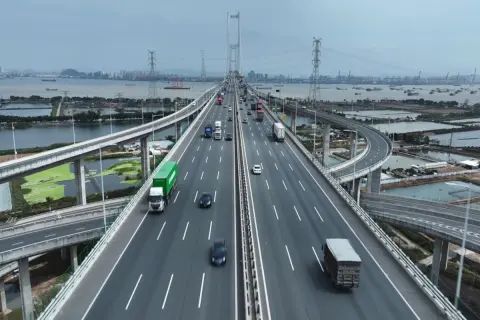 空いてる“高速道路”で「追い越し車線」を走り続けてたら、友人に「反則金6000円だよ」と言われました。「20kmまでセーフ」と聞きましたが、基準はありますか？ 混んでなくても違反になるのでしょうか？