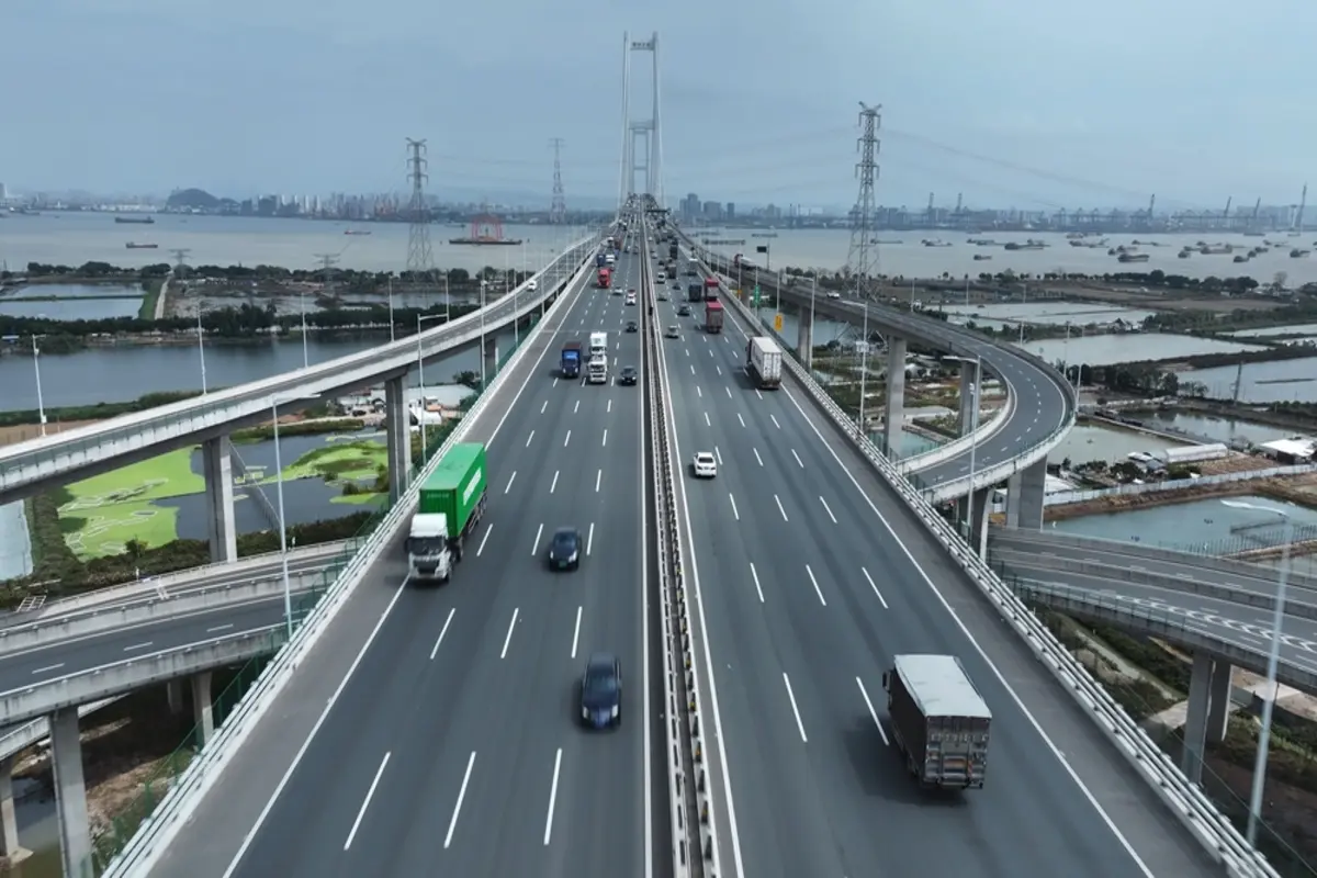 空いてる“高速道路”で「追い越し車線」を走り続けてたら、友人に「反則金6000円だよ」と言われました。「20kmまでセーフ」と聞きましたが、基準はありますか？ 混んでなくても違反になるのでしょうか？