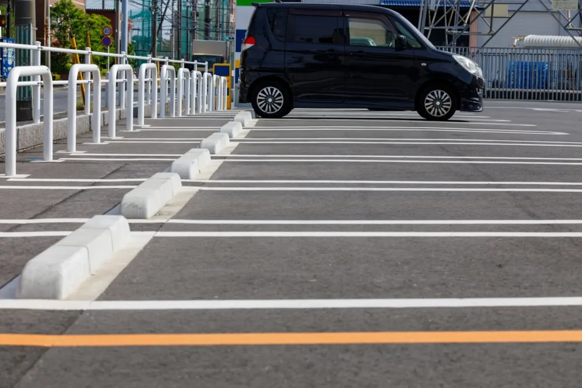 コンビニ駐車場で「前向き駐車のお願い」を発見！ 出庫時が怖いですが「無視すると罰金」の可能性もありますか？ 危ないのに、なぜ“後向き駐車”はダメなんですか？ 駐車場のマナーを確認