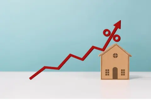 【フラット35】先月「2.71％」だった金利が、6月「3.21％」に急上昇！ もし「5000万円×35年」で借りる場合、たった1ヶ月差で“負担”はどれだけ増える？ 返済額の変化を試算