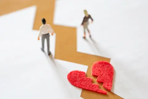 夫婦で離婚の話し合いをしていたところ、専業主婦の妻名義の口座に「300万円」の貯金があることが判明。私の給料から貯めたお金でも、妻の財産として扱われるのでしょうか？