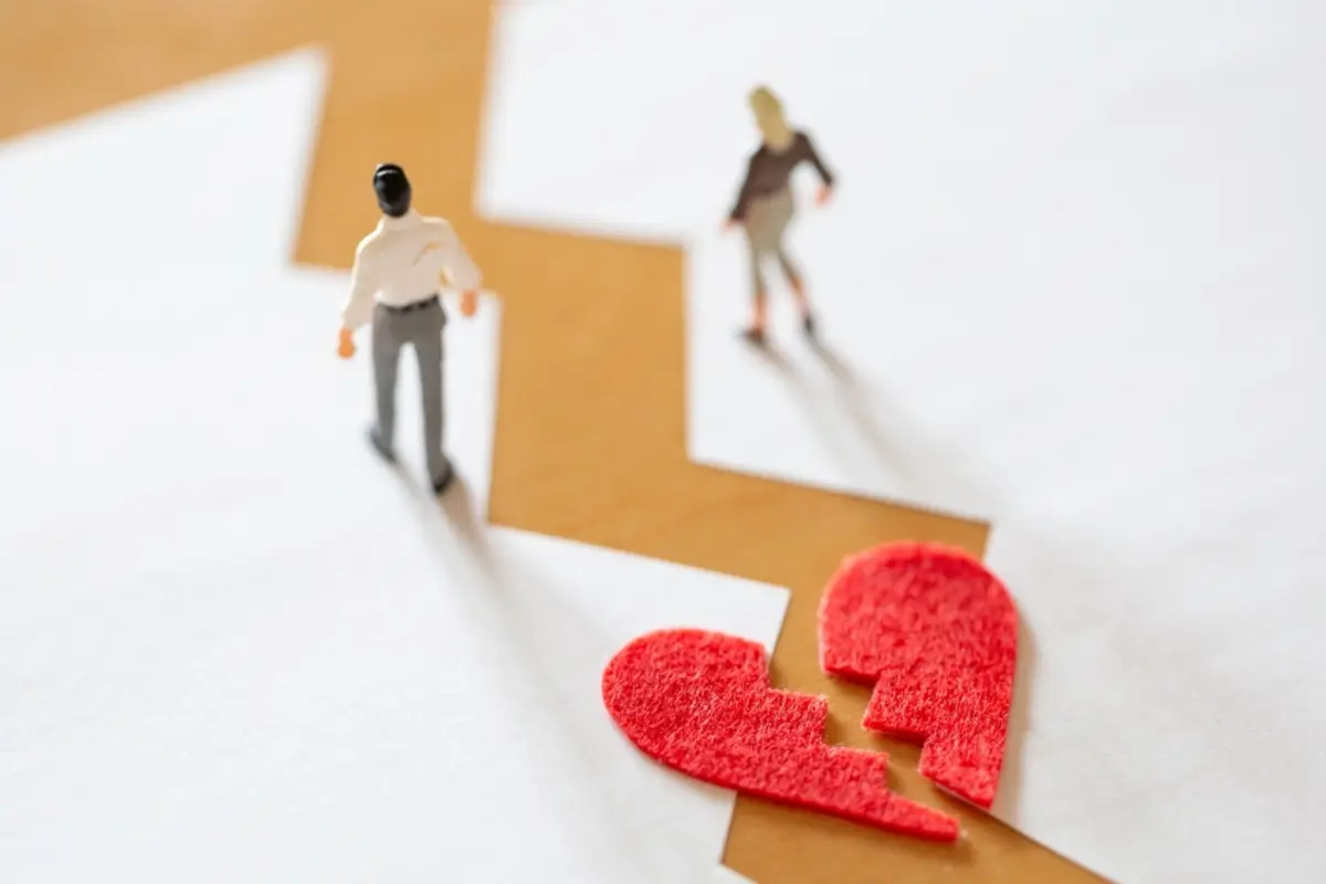 夫婦で離婚の話し合いをしていたところ、専業主婦の妻名義の口座に「300万円」の貯金があることが判明。私の給料から貯めたお金でも、妻の財産として扱われるのでしょうか？