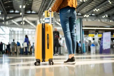 帰省のために成田発の「LCC」を予約しました。しかし後で気づいたのですが“往復交通費”でなんと8000円！ 羽田からJAL・ANAに乗った方がお得だったのでしょうか？