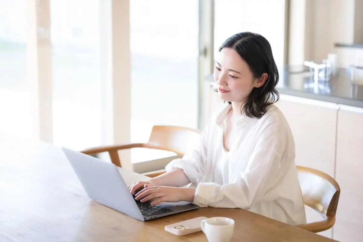 ママ友が「Macbookを学割で18万→16万円で買った」と聞き驚き！「去年PTA役員だったから」とのことですが、学生でないのに大丈夫なんですか？ 条件を確認