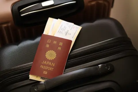 母は「パスポートは7月まで待てば7000円安い」と言います。でも8月に友人との旅行があり不安です…それでも値下げを待つべきでしょうか？