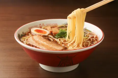 【魁力屋】最低株数で「年5杯も無料」で食べられる!? 投資資金“20万円”なら「一風堂・幸楽苑・日高屋」よりお得？ 優待利回りは？ 優待率UPのラーメン銘柄を解説