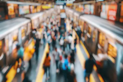 子供と電車を見ていたら、改札を出るとき「“入場券”の時間を過ぎています」と追加料金を請求され困惑…。構内に長く居座ると追加料金が発生するのでしょうか？