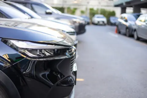 朝、月極駐車場に行くと車のドアに長い引っかき傷が…。防犯カメラもなく、管理会社からは「自己責任です」と言われ困惑…。自腹で直すしかないのでしょうか？