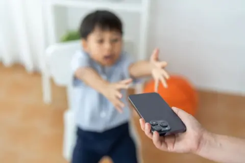 スマホゲームに夢中な息子が「みんな課金してる！」と大暴れ。課金には抵抗があるのですが、今は小学生でも普通なのでしょうか…？
