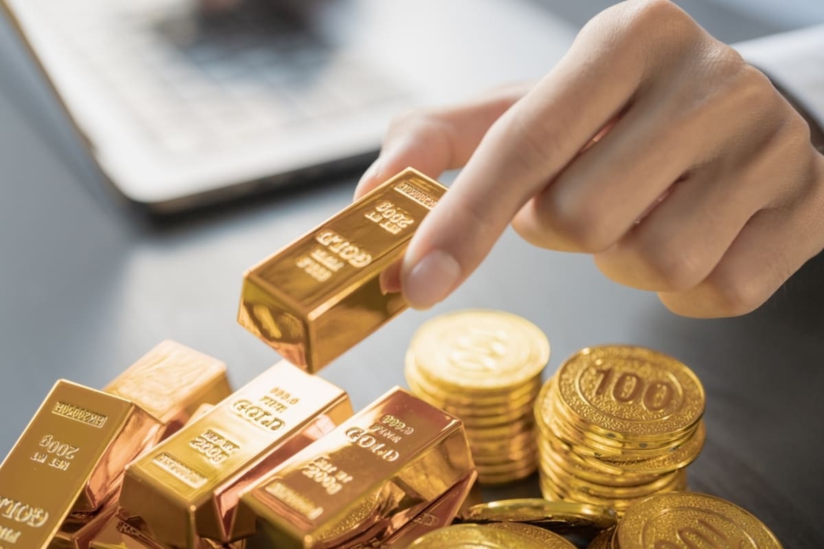 年収500万円で「月1万円」を“純金積立中”です。友人に「金ならETFの