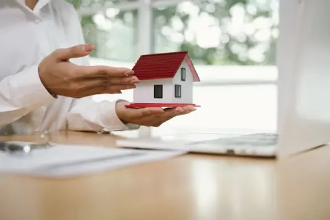 相続した実家を売ろうとしたら、不動産会社に「まずは査定だけでも」と言われました。築40年で駅からも遠いのですが、本当に買い手は見つかるのでしょうか？ 売却前に確認したいポイント