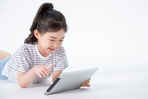 子どもが学校支給の“タブレット”を破壊！「数十万円」の“修理代”が請求されることもあるって本当!?“支払義務”が発生する場合を解説！