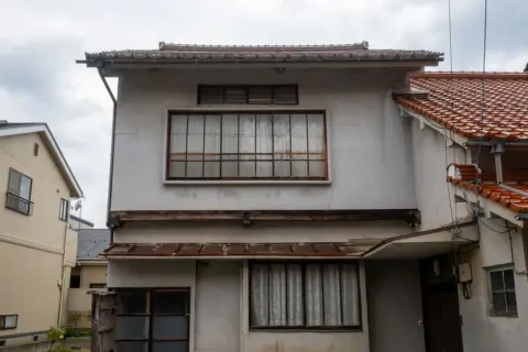 親が施設に入り、実家が「空き家」に！このまま“放置”しておくと何かマズいのでしょうか…？面倒なのでできれば関わりたくありません。