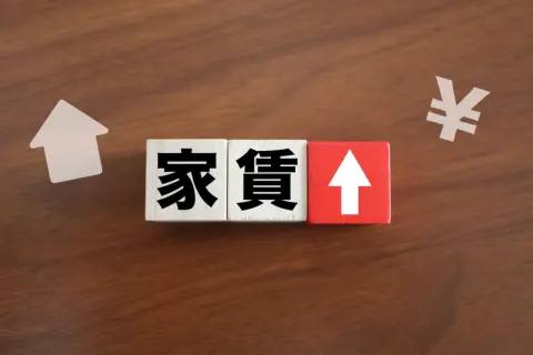管理会社から「来月から家賃7万→8万円に上がります」と連絡が！「不同意なら退去」とのことだけど“手取り20万円”で生活は厳しいです…本当に出ていく必要はあるでしょうか？