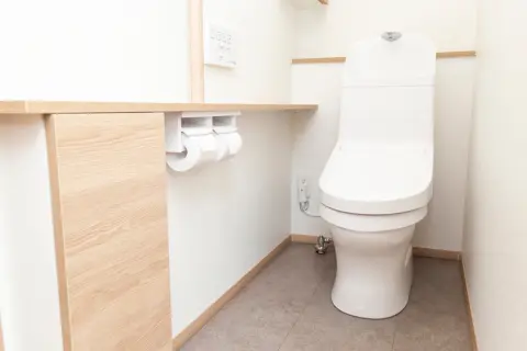 暑くなってきたので、トイレの「暖房便座」と「温水」をオフにしようと思います。夫は「たいして変わらない」と言いますが、半年間で電気代はどれくらい節約できるのでしょうか？