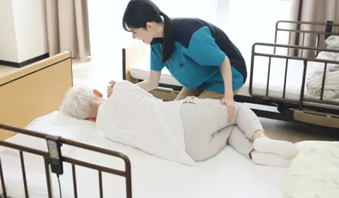 実家に帰省したら「父が要介護」に！ 母に「施設代を月5万円出して」と頼まれましたが、私は“手取り20万円”で生活はギリギリです…それでも“親のため”に払うべきですか？ 利用できる制度も確認